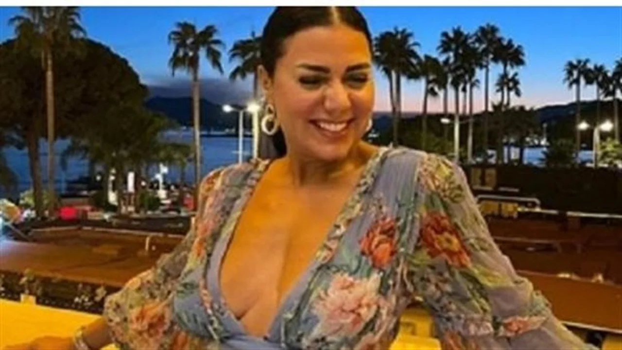 إطلالة عصرية.. رانيا يوسف تثير التفاعل في برنامج الكاميرا الخفية الجديد